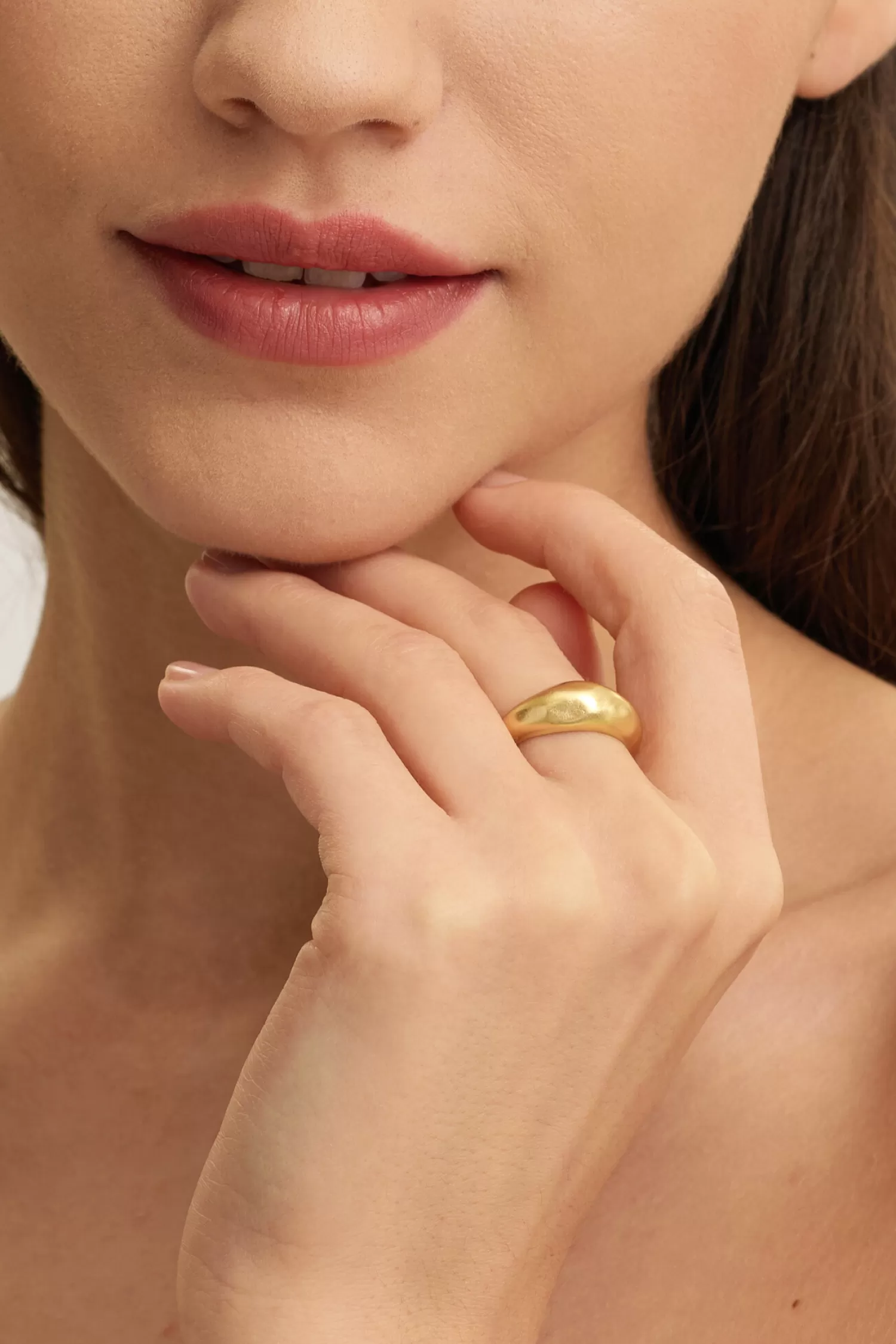 Shop Les Soeurs Ring Gioia Hammered Dome Gold